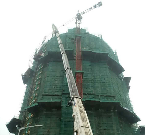 漠河吊车在工地上作业